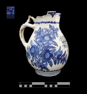 Majolikový džbán s nápisem